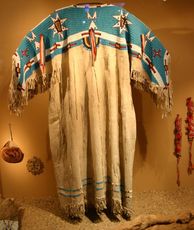 Frauenkleid-Sioux-1890.jpg
